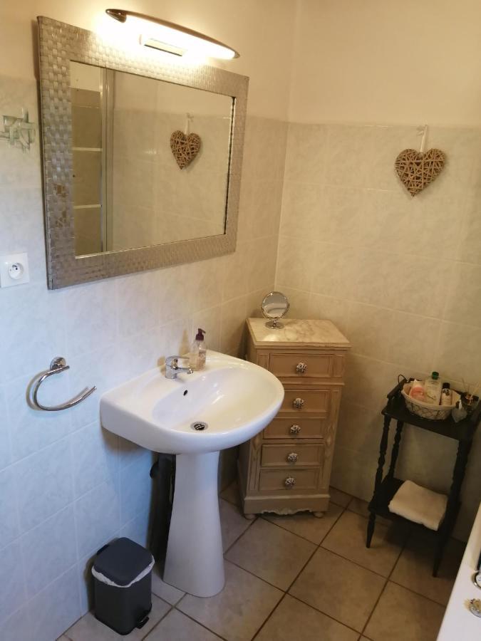 Holli - Charming 2 Bedrooms With Terrace. Hébergement de vacances *
